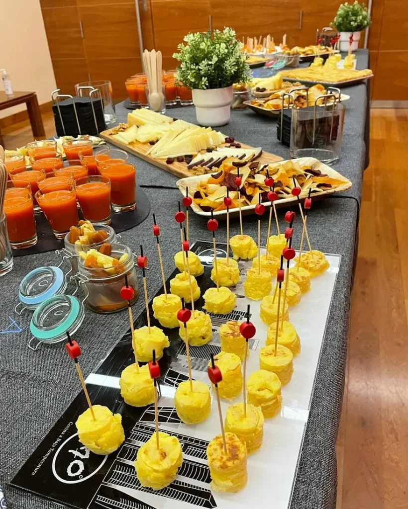 Presentación de mesa con numerosos aperitivos en un evento de catering por la empresa a70grados